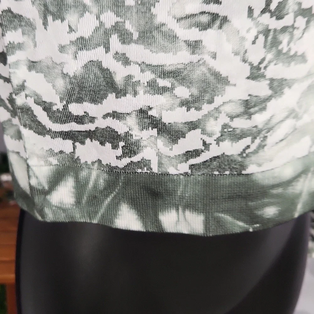 Fabletics Mari Seamless Tiger Print Crop Top | Sage Green | XS - Picture 4 of 5